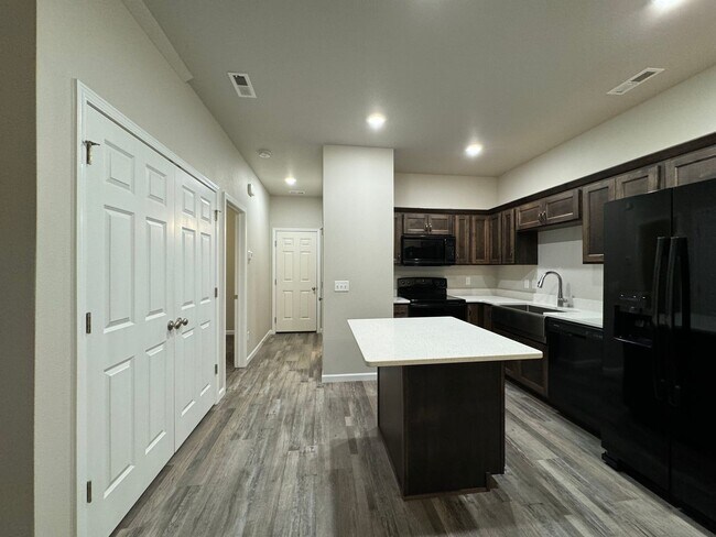 Foto del edificio - Townhome 2 Blocks from Legacy High School!