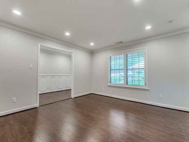 Building Photo - 3725 Summercrest Dr
