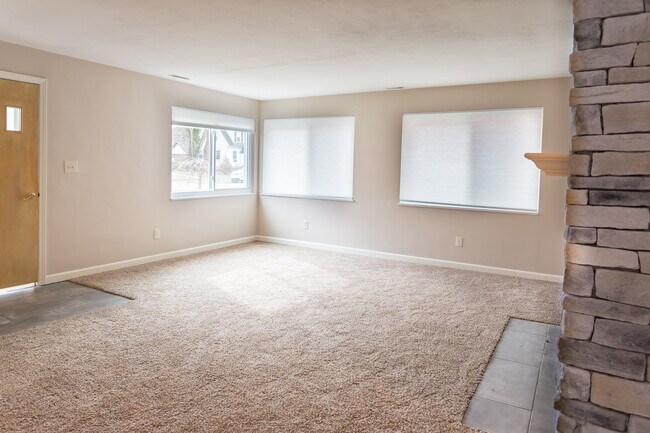 living room - 423 Lonsdale Ave