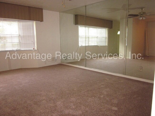 Building Photo - SCREENED POOL HOME