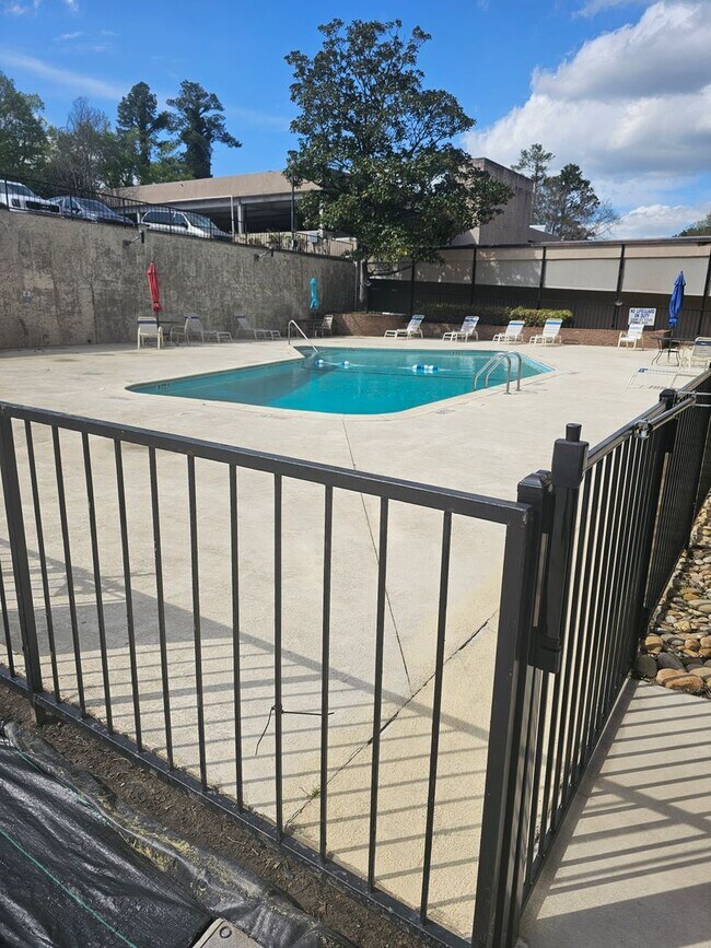 Building Photo - Beautiful Large 4th floor Highrise 2 bed 2 bath