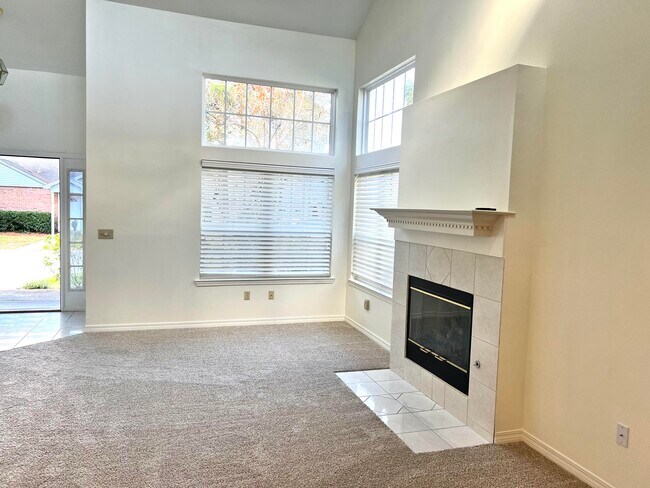 Building Photo - 230 Parkwood Cir