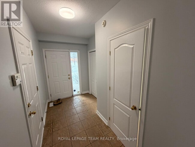 Building Photo - 21 Cresthaven Dr