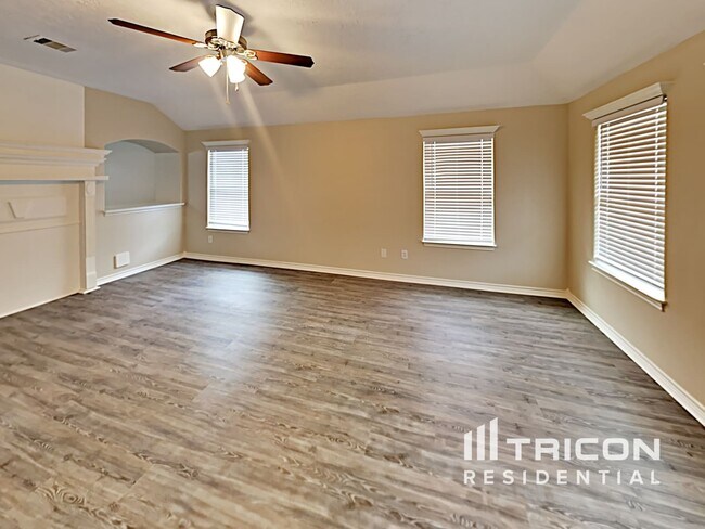 Building Photo - 729 Forest Ln Dr