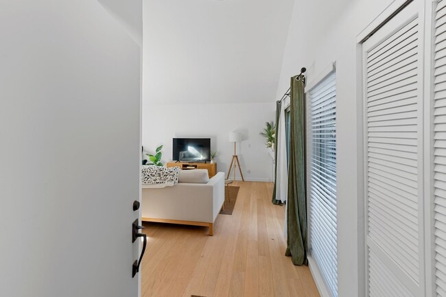 Building Photo - Spacious 2 Bed, 2 Bath Condo Near Downtown...