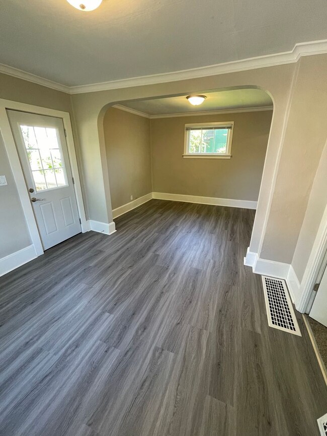 Building Photo - AVAILABLE NOW - NEWLY RENOVATED 1 BED 1 BATH