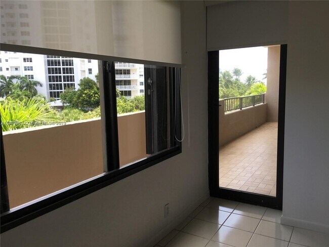 Foto del edificio - 251 Crandon Blvd