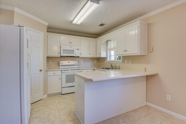 Building Photo - 1223 Carriage Dr