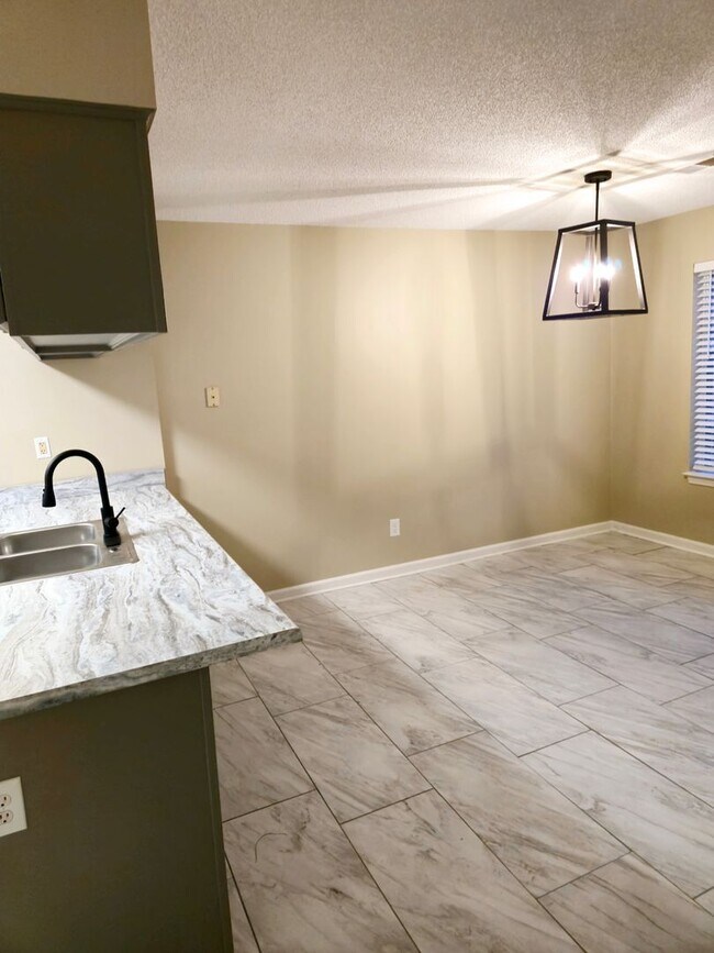 Foto del edificio - Now Available – Beautifully Renovated 2 Bed, 2 Bath Townhome!