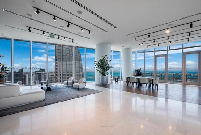 Foto del edificio - 300 Biscayne Blvd Way