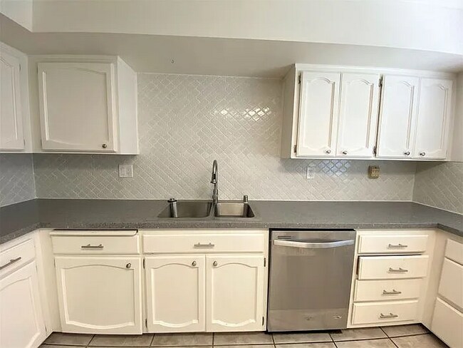 Foto del edificio - Stunning 4 Bedroom House in Del Cerro Now ...