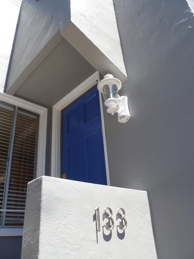 Building Photo - Light Filled 2Br/1Ba Charming Miraloma Hom...