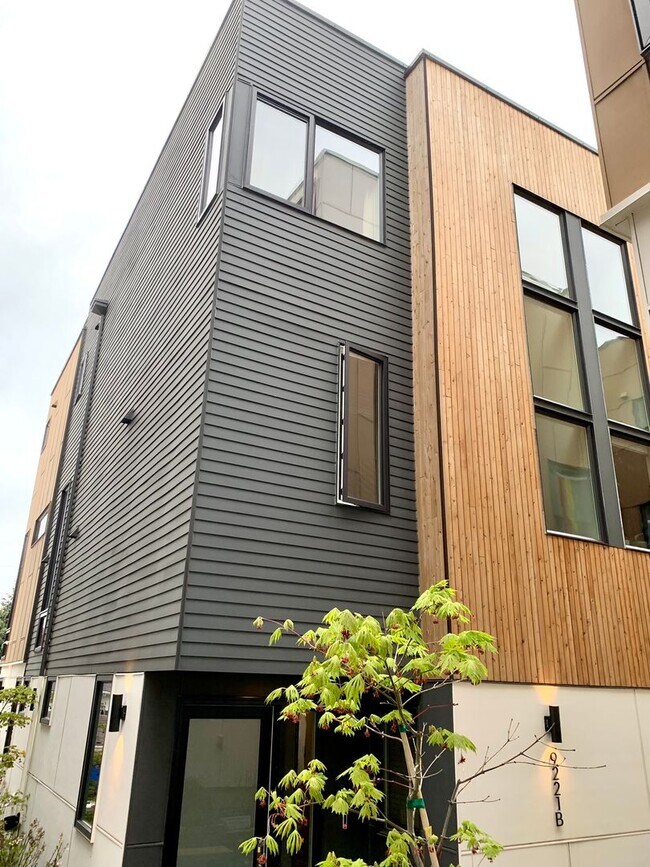 Foto del edificio - Stunning townhome with a fresh new modern ...
