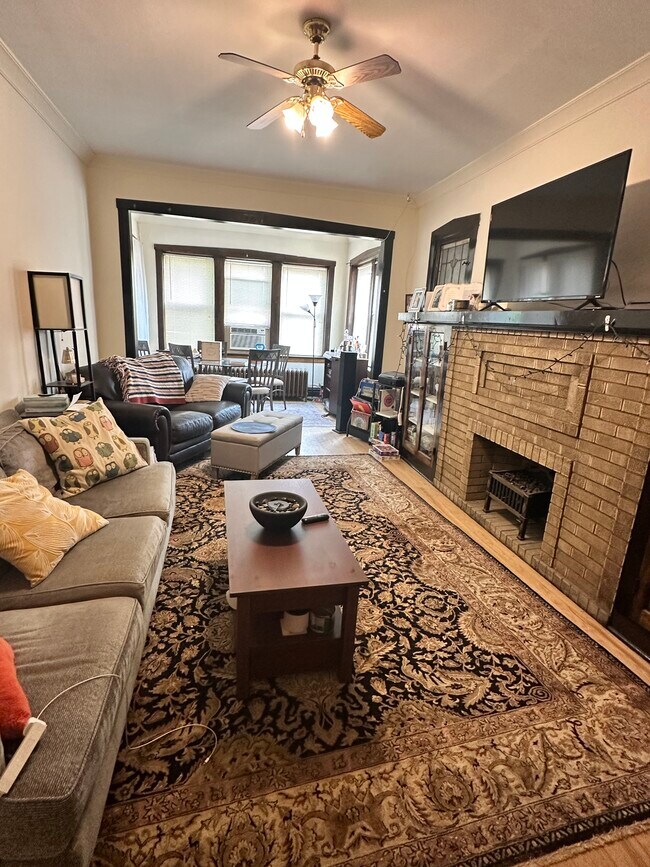 Living room - 814 N Leavitt St