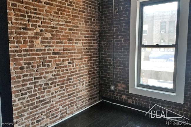 Building Photo - 472 41st St