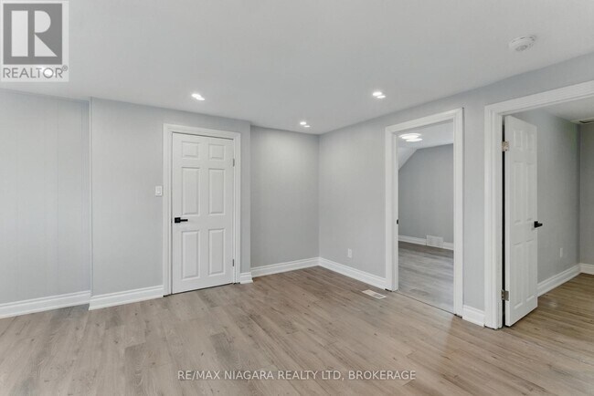 Building Photo - 290 Scholfield Ave S