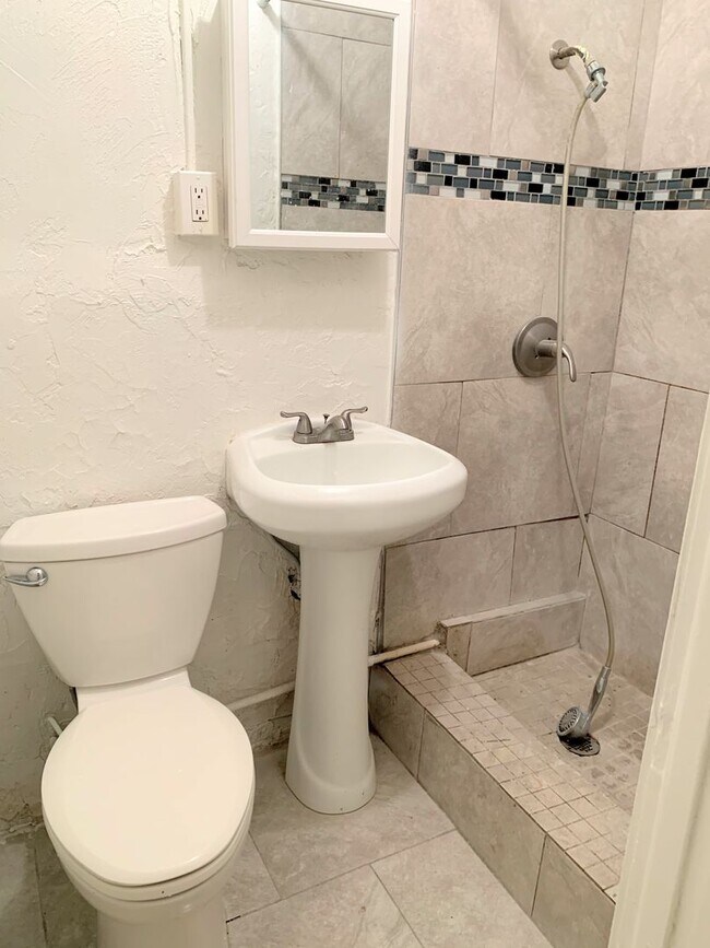 Foto del edificio - 422 Henry Butts Dr