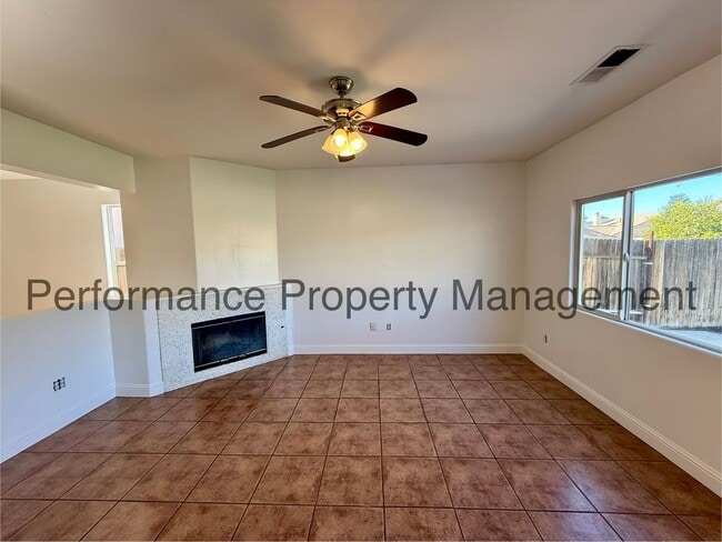 Foto del edificio - 4 Bed/2 Bath + Office in SW Bakersfield w/ RBP, Solar & $0 Deposit Option