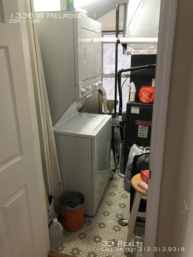 Building Photo - Lakeview 2bed Unit Availalbe June 1st.