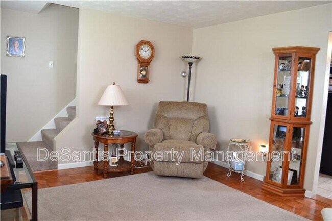 Foto del edificio - 301 Meadowlark Ln