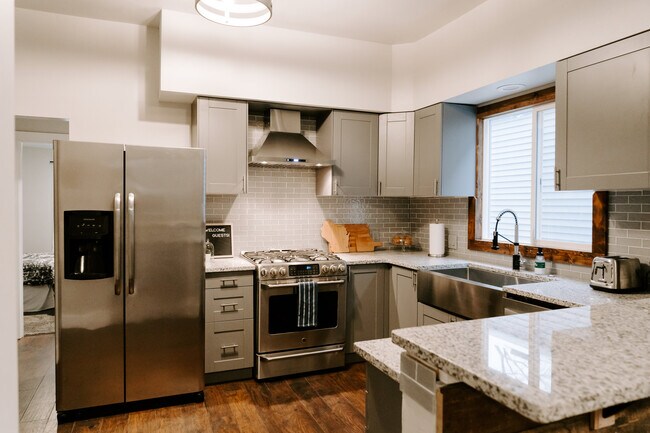 Foto del edificio - 1534 N Cass St
