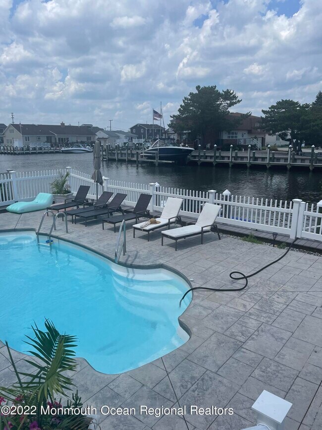 Foto del edificio - 3184 Beachview Dr