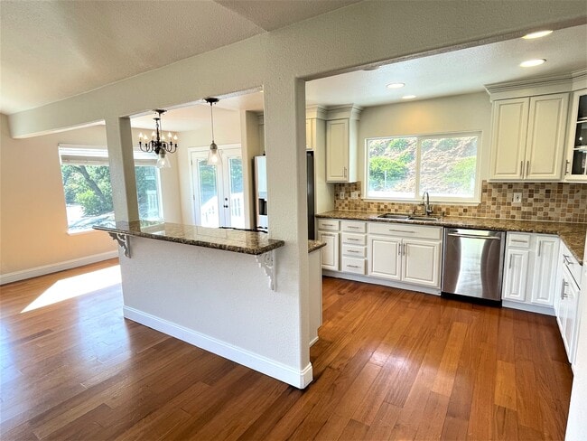Building Photo - 631 Skyline Dr