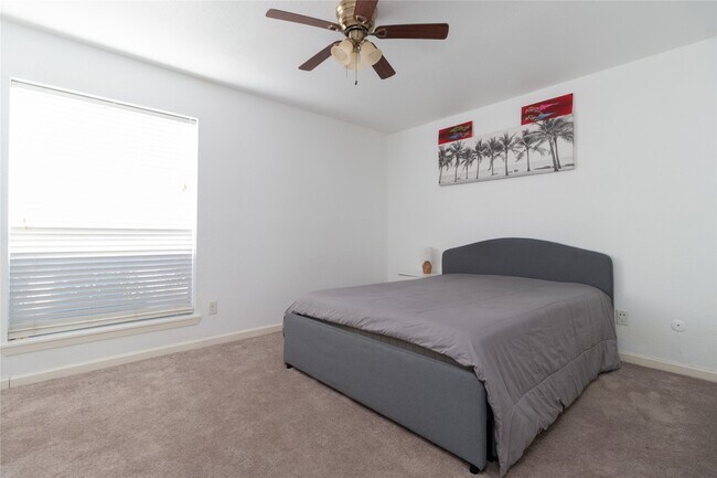 Building Photo - 6202 Skyline Dr