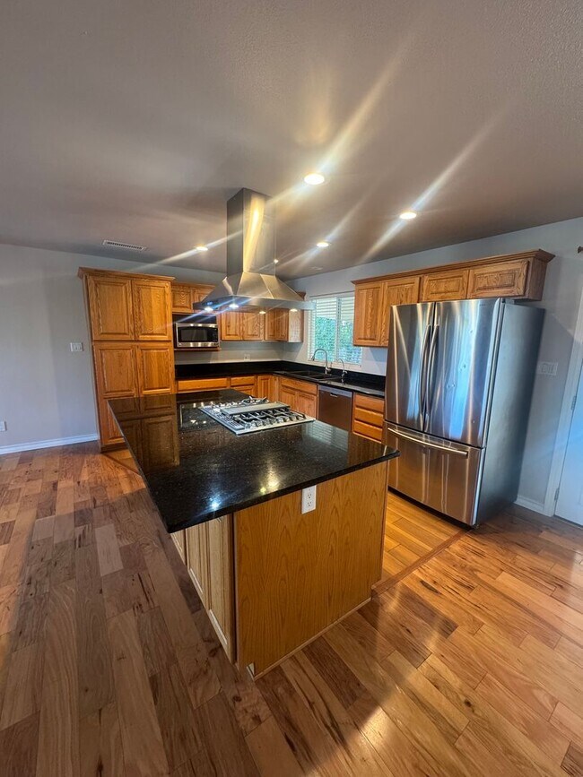 Building Photo - BEAUTIFUL 4 BED/3BATH IN REDDING WITH POOL AND 3 CAR GARAGE