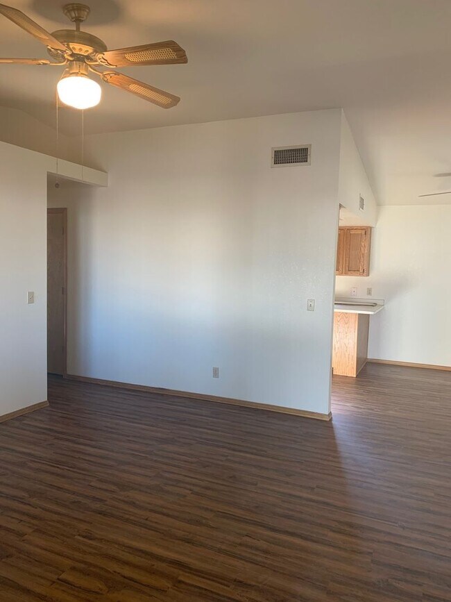 Foto del edificio - Unfurnished Full Time