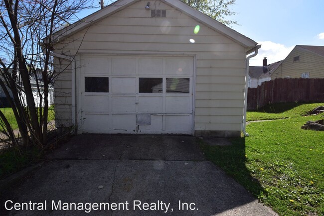 Building Photo - 3 br, 1 bath House - 901 E. Irvington