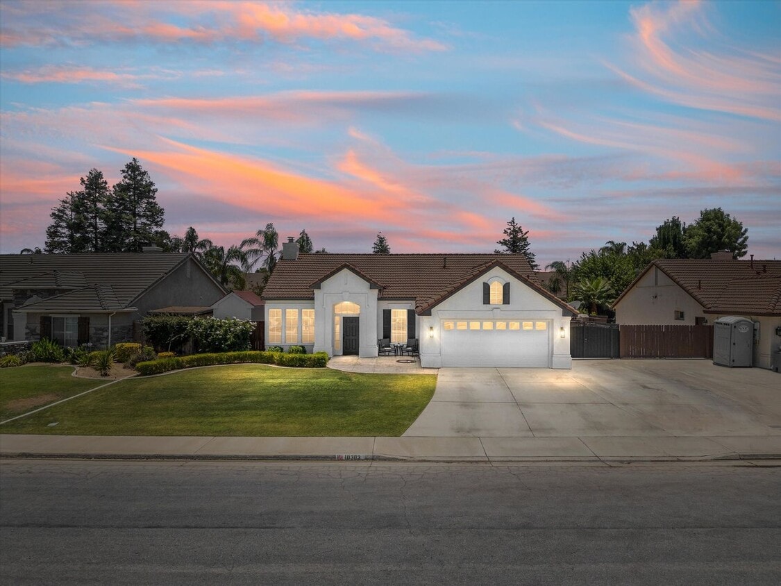 Primary Photo - RARE NORTHWEST GEM!!! 3Bedrooms 2Baths 2Li...