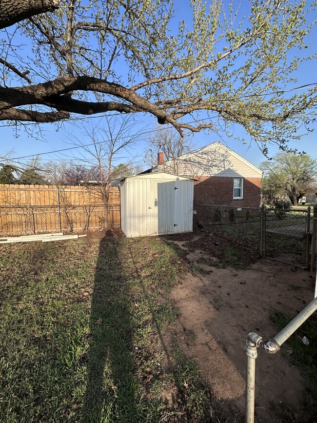 Building Photo - 2400 NW 36th St