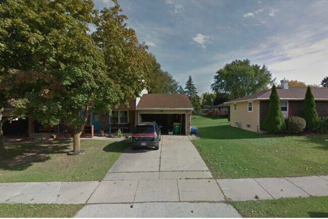Building Photo - 2193 Packerland Dr
