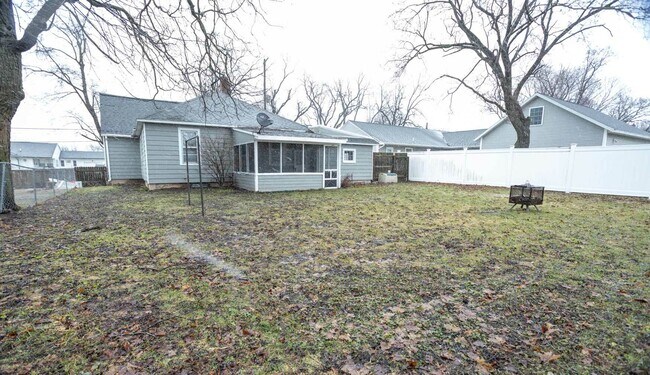 Foto del edificio - 236 E Main St