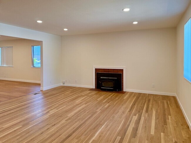 Foto del edificio - Bright and Spacious 4 Bedroom, 2 Bath Sing...