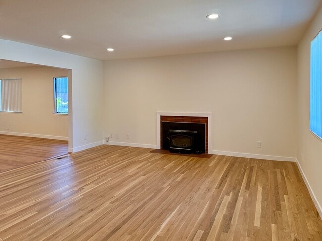 Photo - Bright and Spacious 4 Bedroom, 2 Bath Sing... House