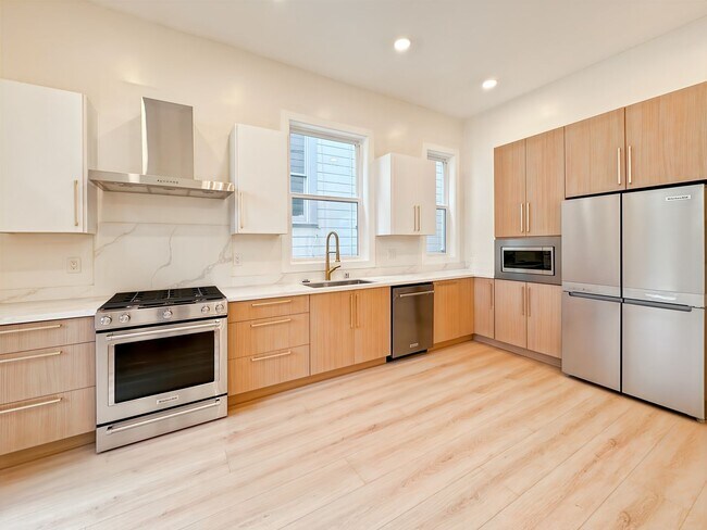Foto del edificio - Spacious, Remodeled 4BR/2.5BA Victorian Fl...