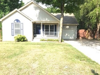 Front view - 1122 Woods Edge Dr