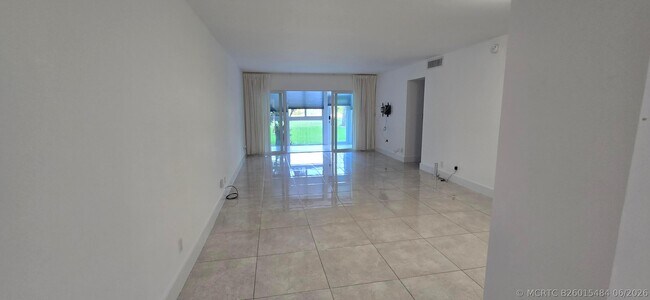 Foto del edificio - 3300 N Palm Aire Dr