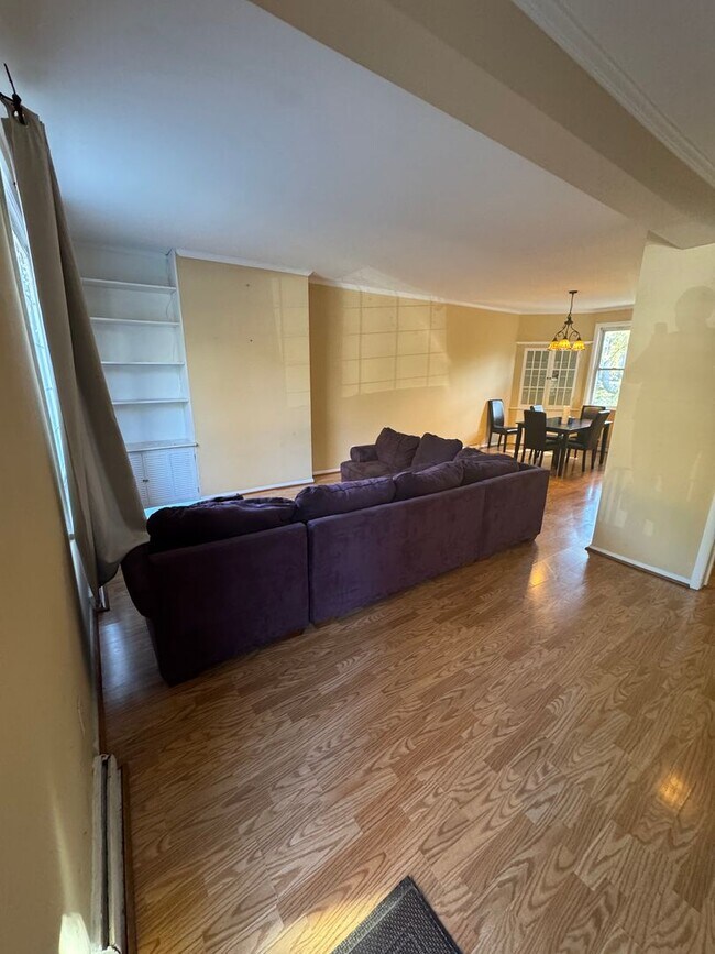 Foto del edificio - 5 Bedroom 2.5 Bath in Squirrel Hill
