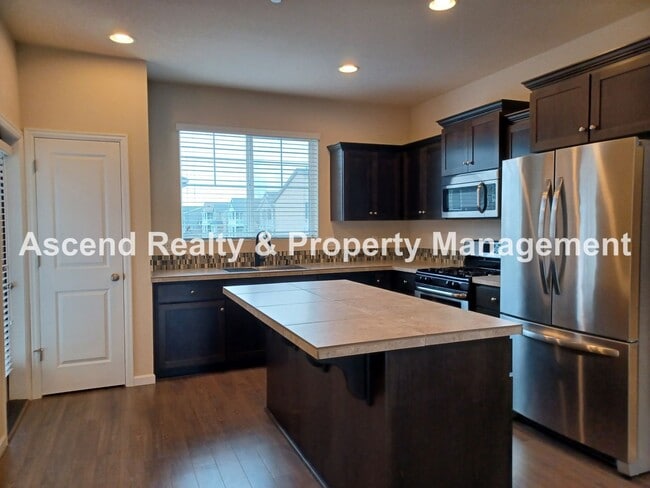 Foto del edificio - 3 Level End Unit Townhome with Newer Carpet, Open Floor Plan, 2 Balconies, 2 Car Attached Garage ...