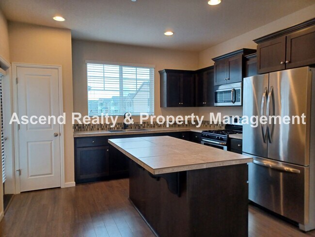 Foto del edificio - **Move In Special** 3 Level End Unit Newer...