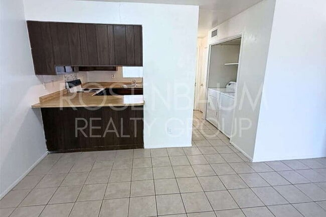 Building Photo - 1326 N Miller Rd