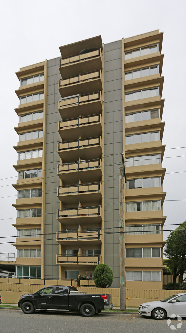 Photo du bâtiment - Crown Towers Apartments