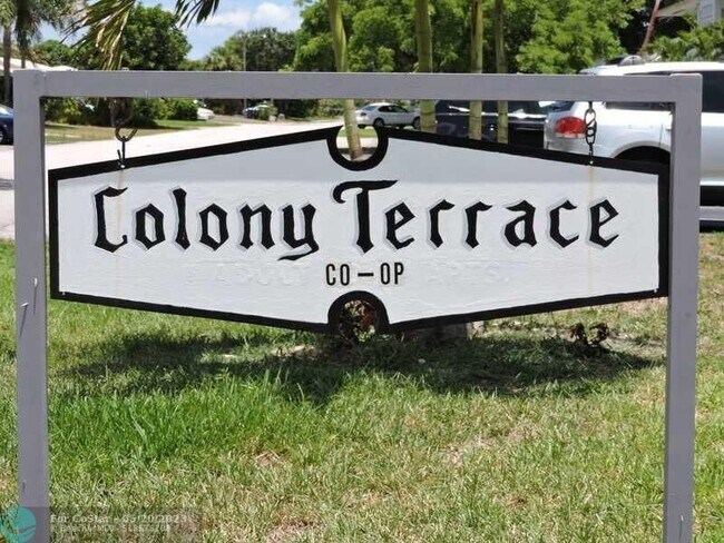 Building Photo - 2100 NE 51st Ct