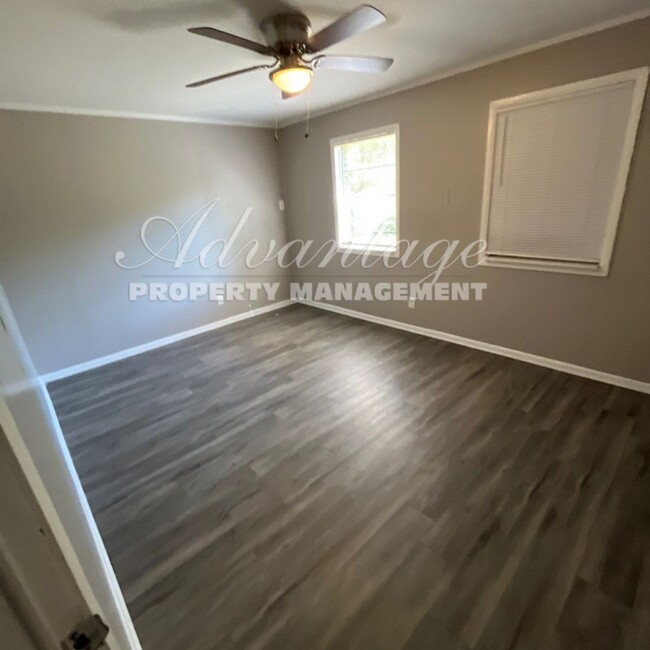 Building Photo - Spacious 4 Bedroom 1.5 Bath Home is Move I...