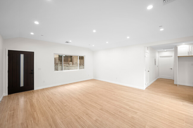 Building Photo - 3031 N Frederic St