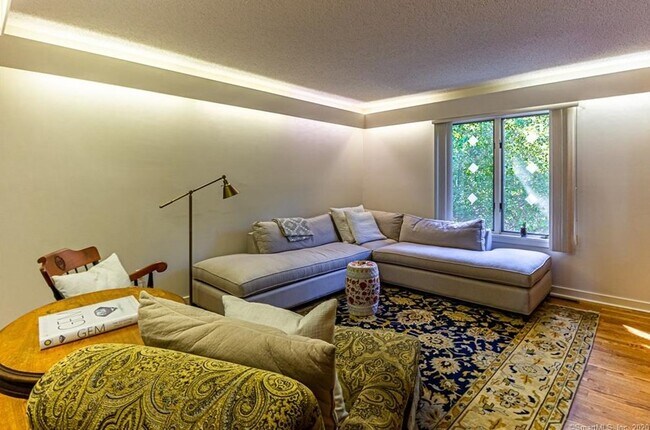 Foto del edificio - 690 Forest Rd