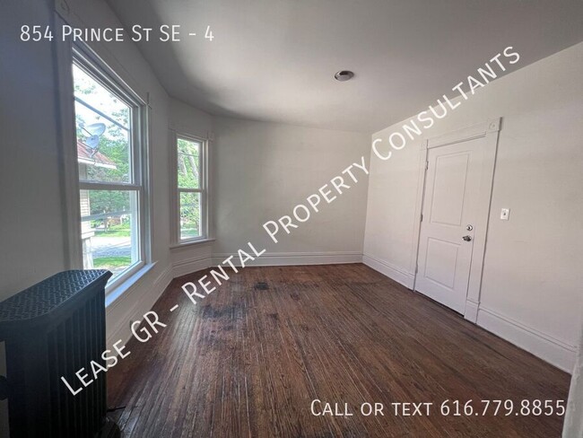 Building Photo - Spacious One Bedroom Apartment!